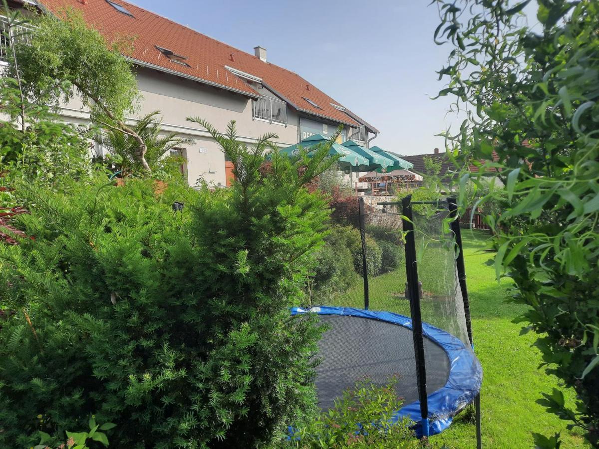 Penzion Zahrada nad řekou, restaurace a kavárna - PARKOVÁNÍ GRÁTIS Zlatá Koruna Exterior foto